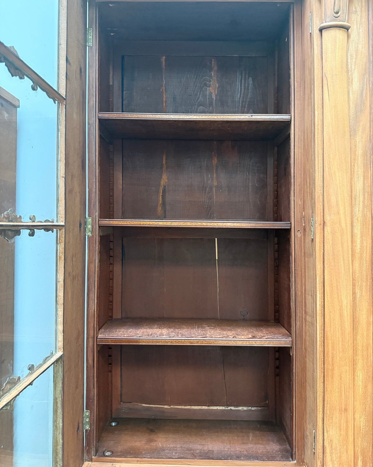 Bibliothèque anglaise en noyer et acajou