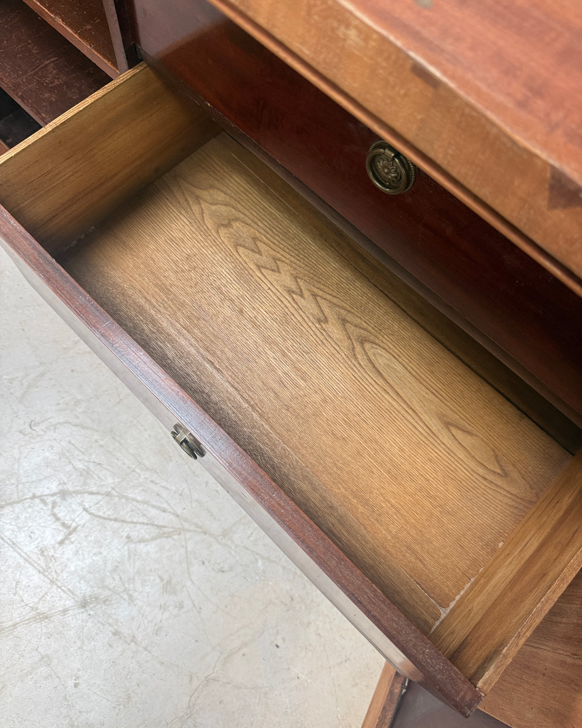 Bibliothèque anglaise en noyer et acajou