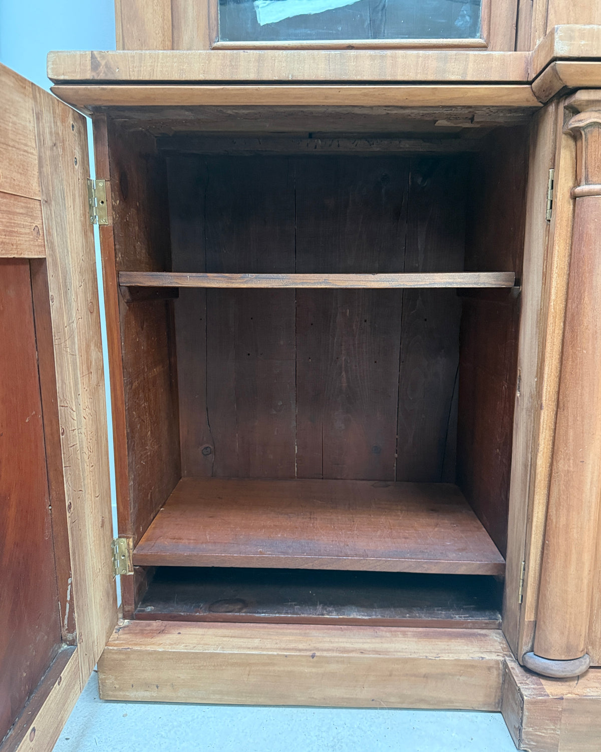 Bibliothèque anglaise en noyer et acajou