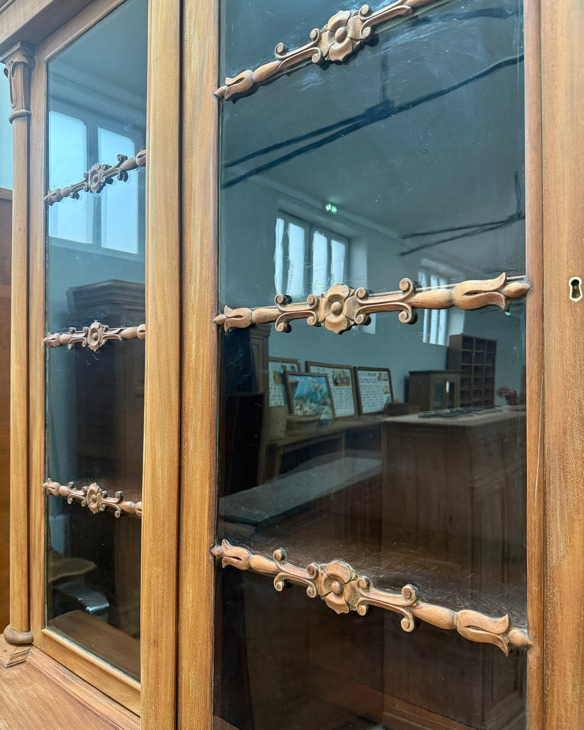 Bibliothèque anglaise en noyer et acajou