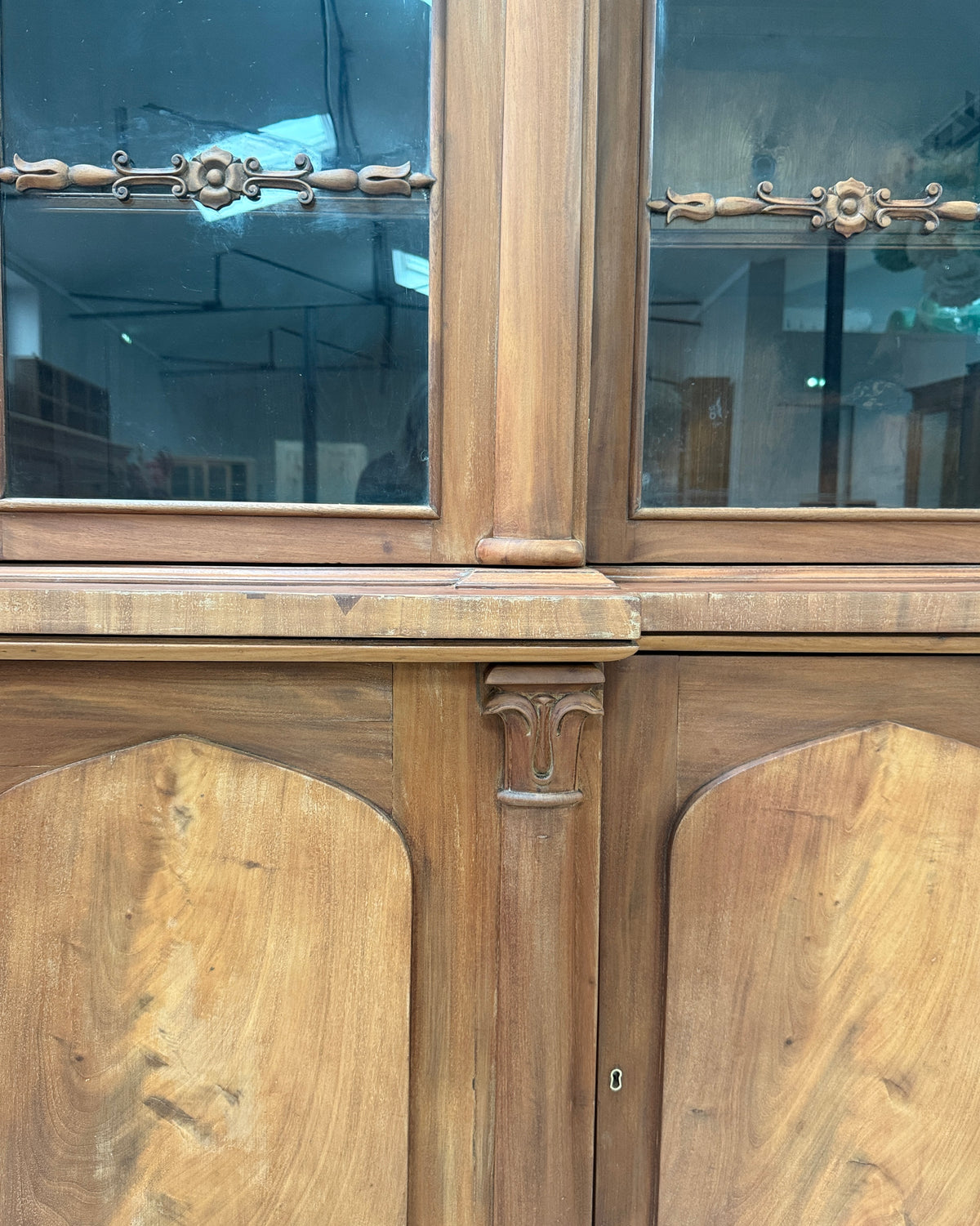 Bibliothèque anglaise en noyer et acajou
