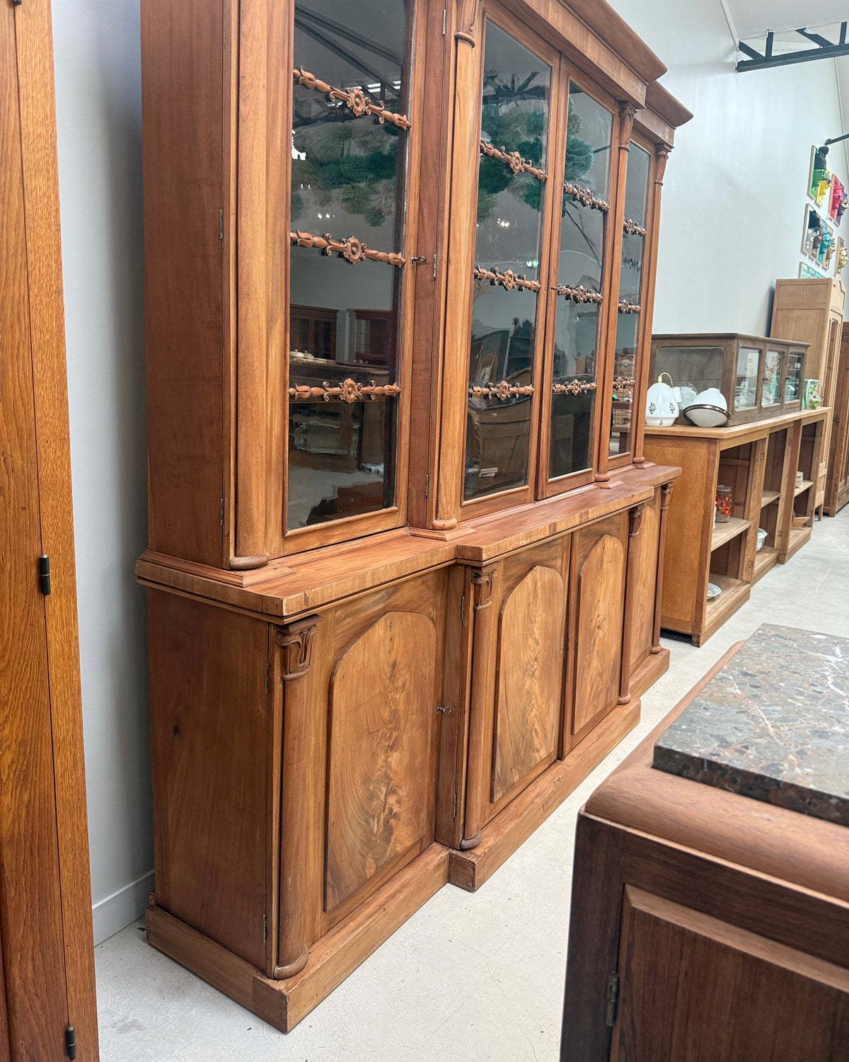 Bibliothèque anglaise en noyer et acajou