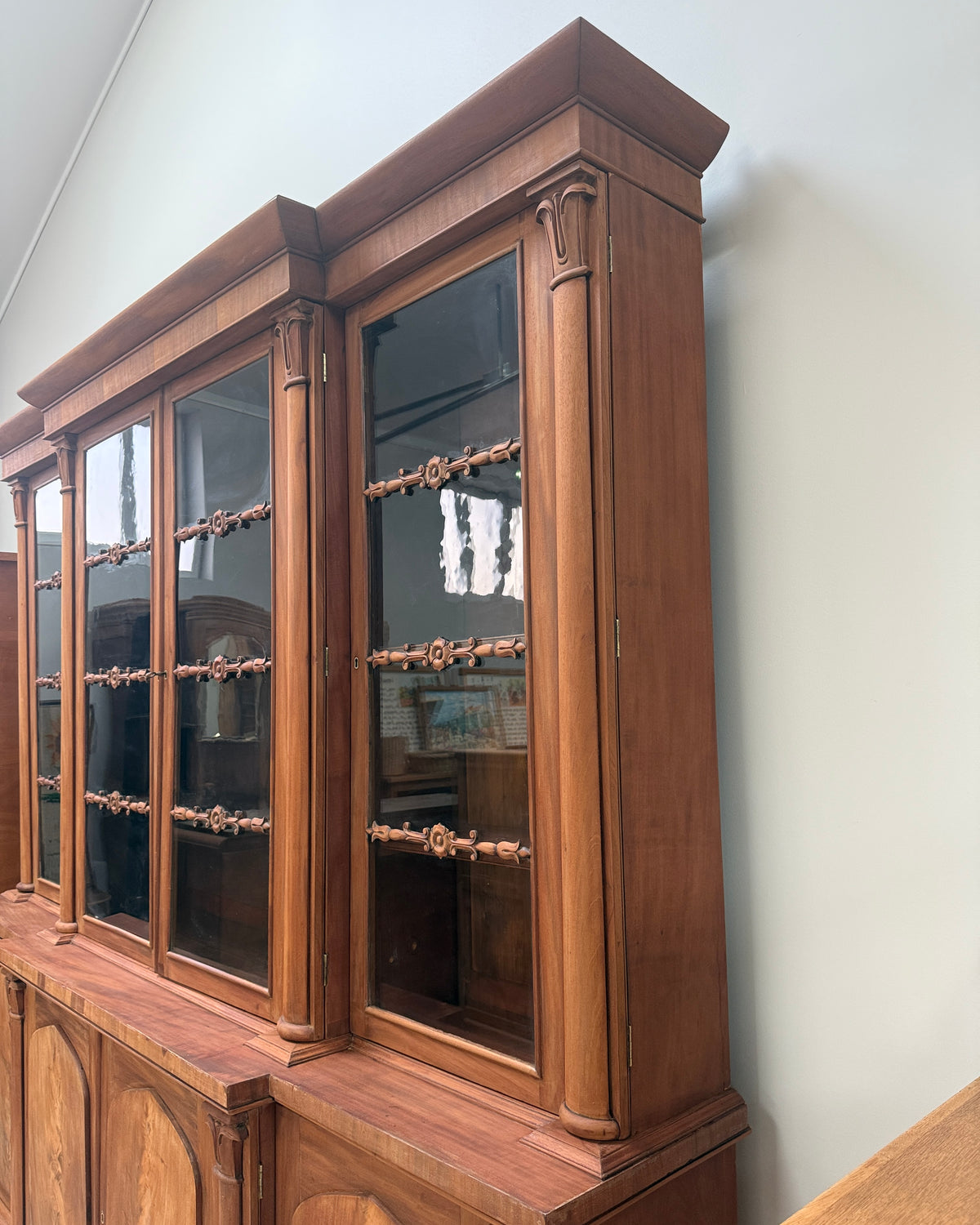 Bibliothèque anglaise en noyer et acajou
