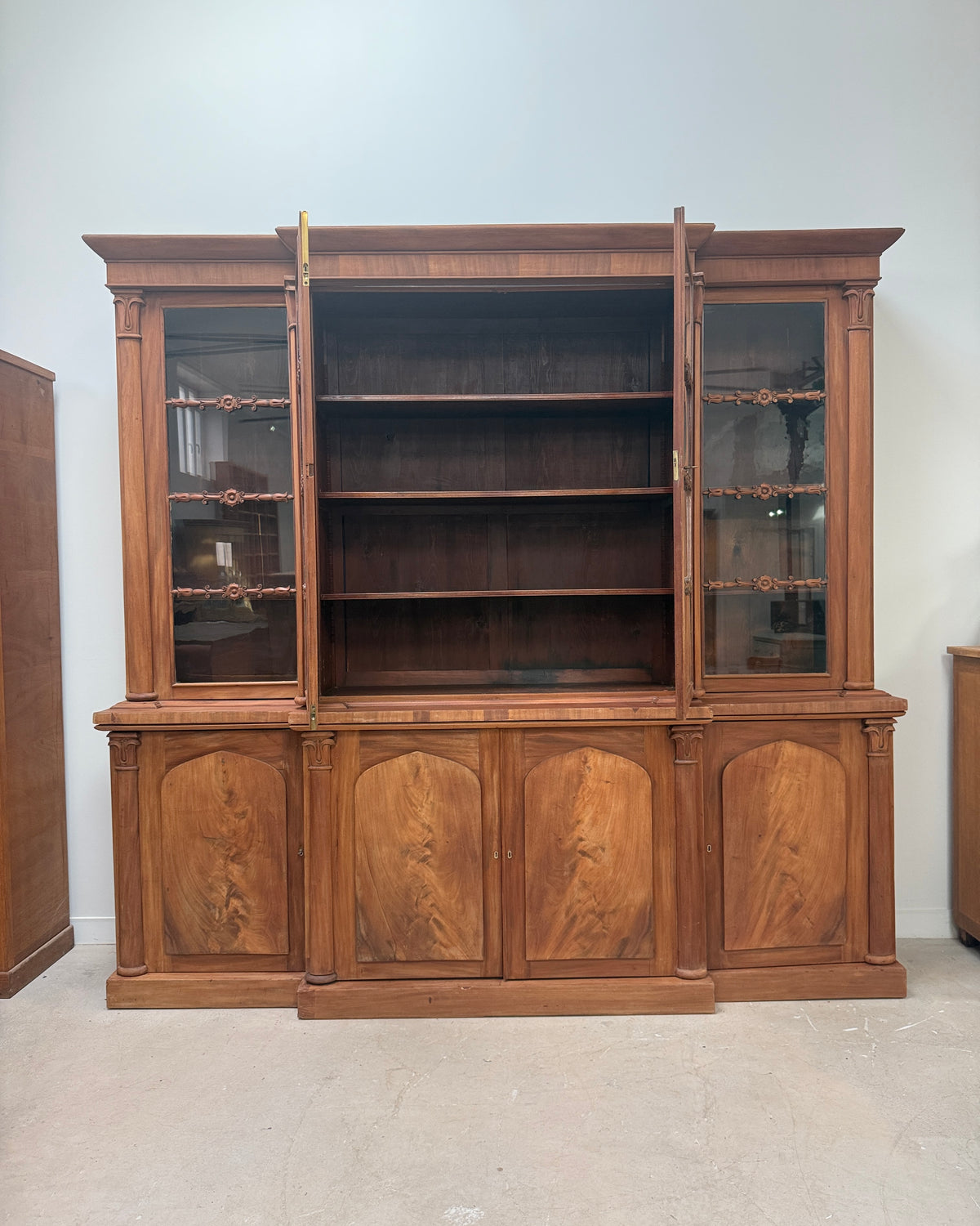 Bibliothèque anglaise en noyer et acajou