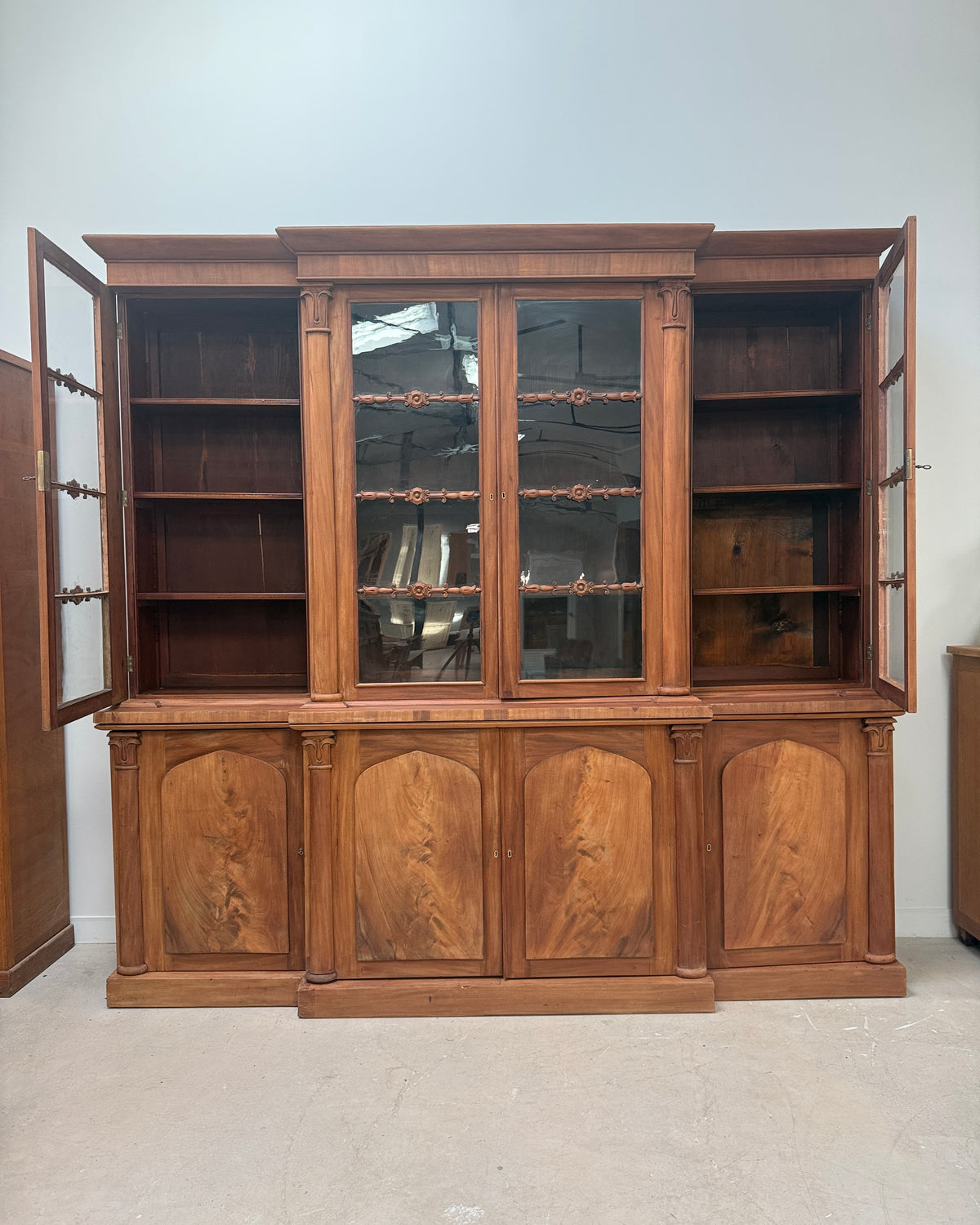 Bibliothèque anglaise en noyer et acajou