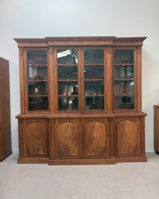 Bibliothèque anglaise en noyer et acajou