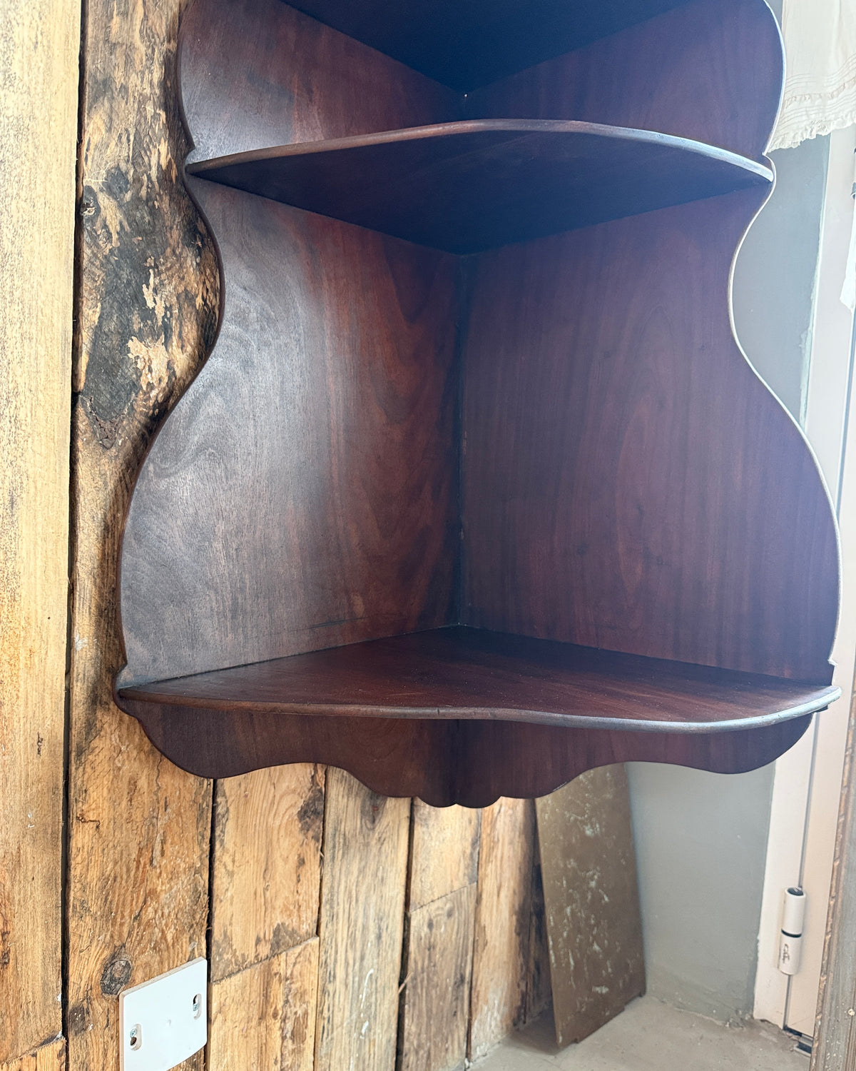 Grande étagère d’angle ancienne