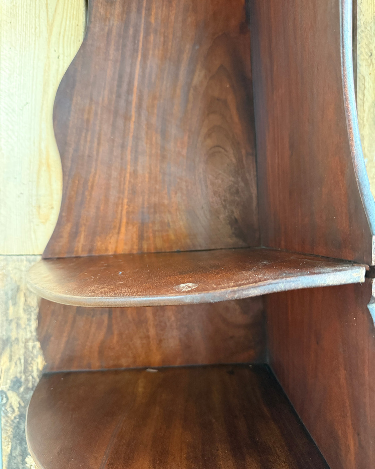 Grande étagère d’angle ancienne