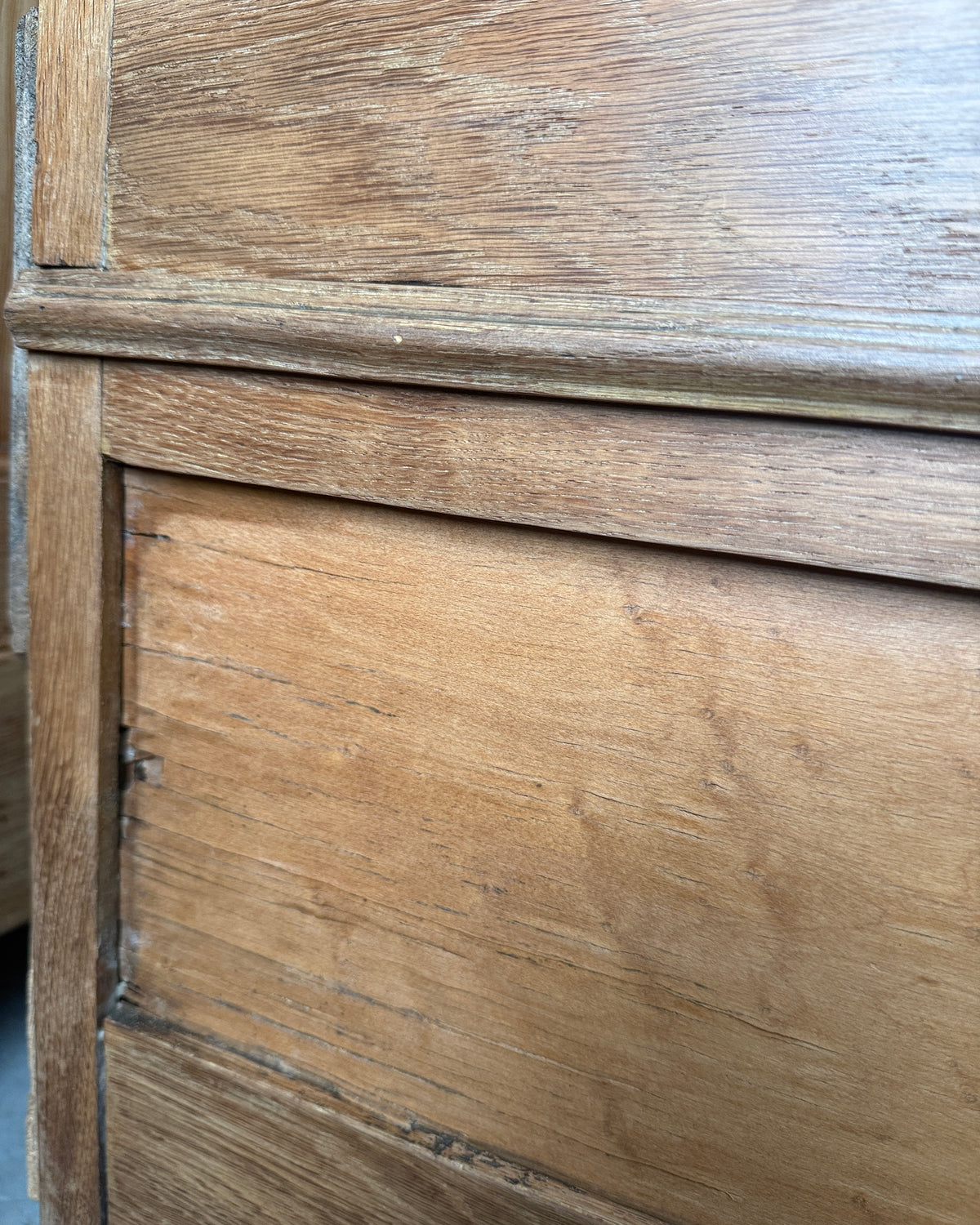 Grande armoire Art Nouveau en chêne et érable moucheté