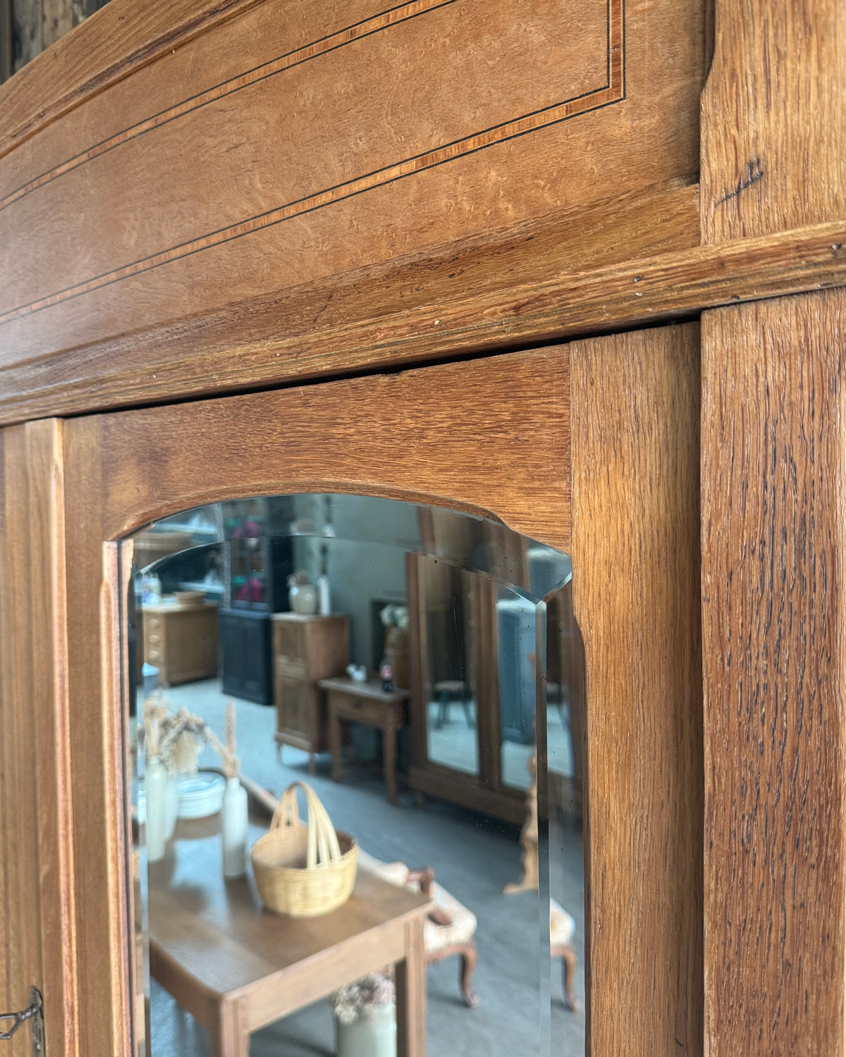 Grande armoire Art Nouveau en chêne et érable moucheté