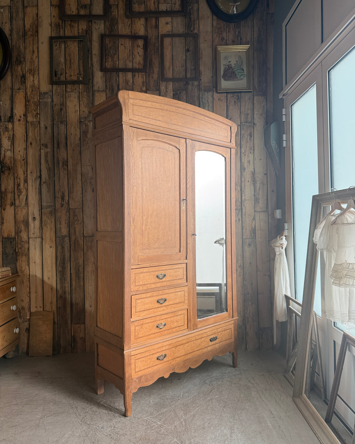 Grande armoire Art Nouveau en chêne et érable moucheté