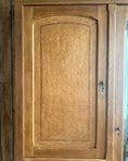 Charger l'image dans la visionneuse de la galerie, Grande armoire Art Nouveau en chêne et érable moucheté
