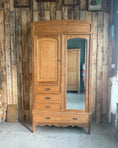 Charger l'image dans la visionneuse de la galerie, Grande armoire Art Nouveau en chêne et érable moucheté
