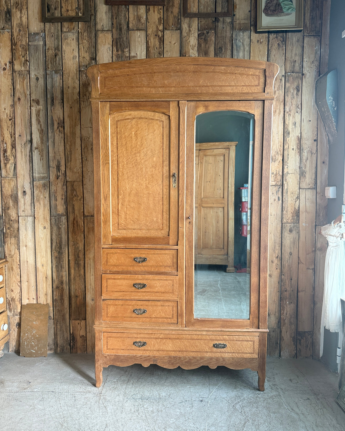 Grande armoire Art Nouveau en chêne et érable moucheté