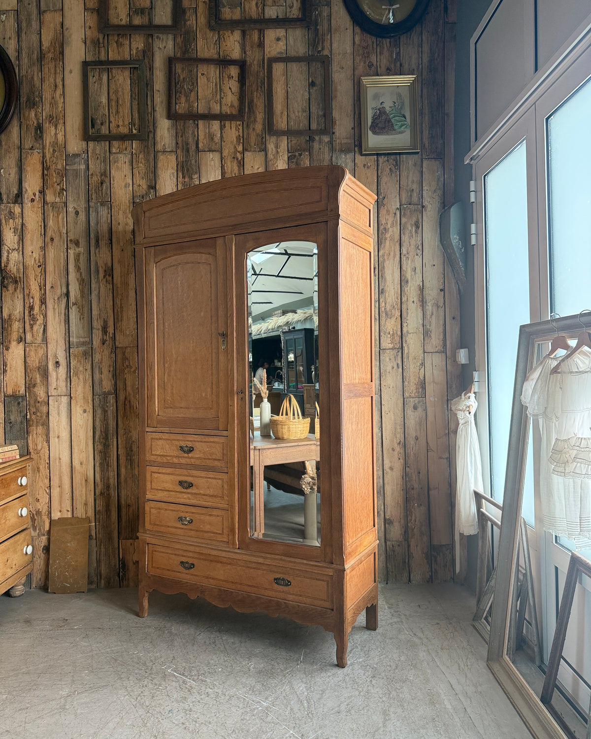 Grande armoire Art Nouveau en chêne et érable moucheté