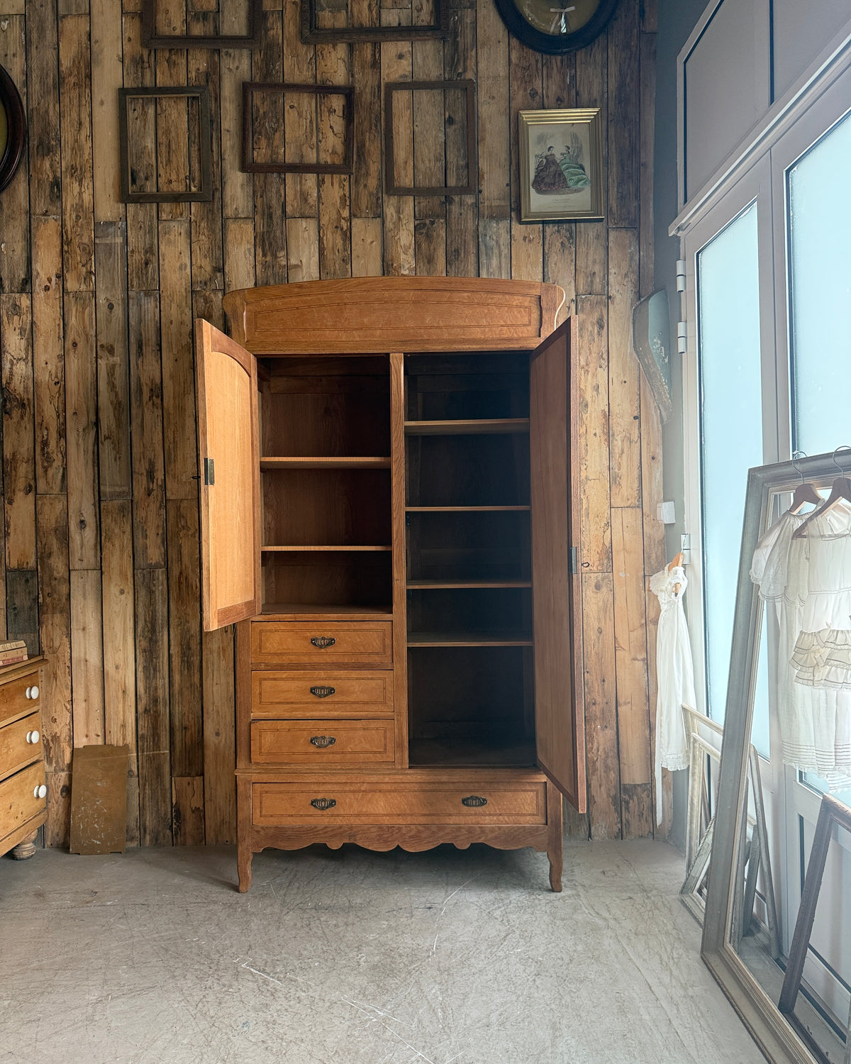 Grande armoire Art Nouveau en chêne et érable moucheté