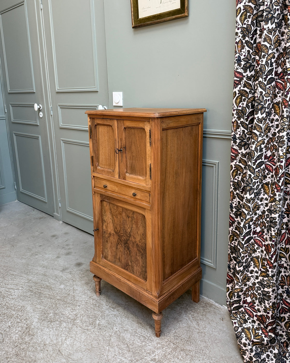 Petit buffet haut ancien en noyer