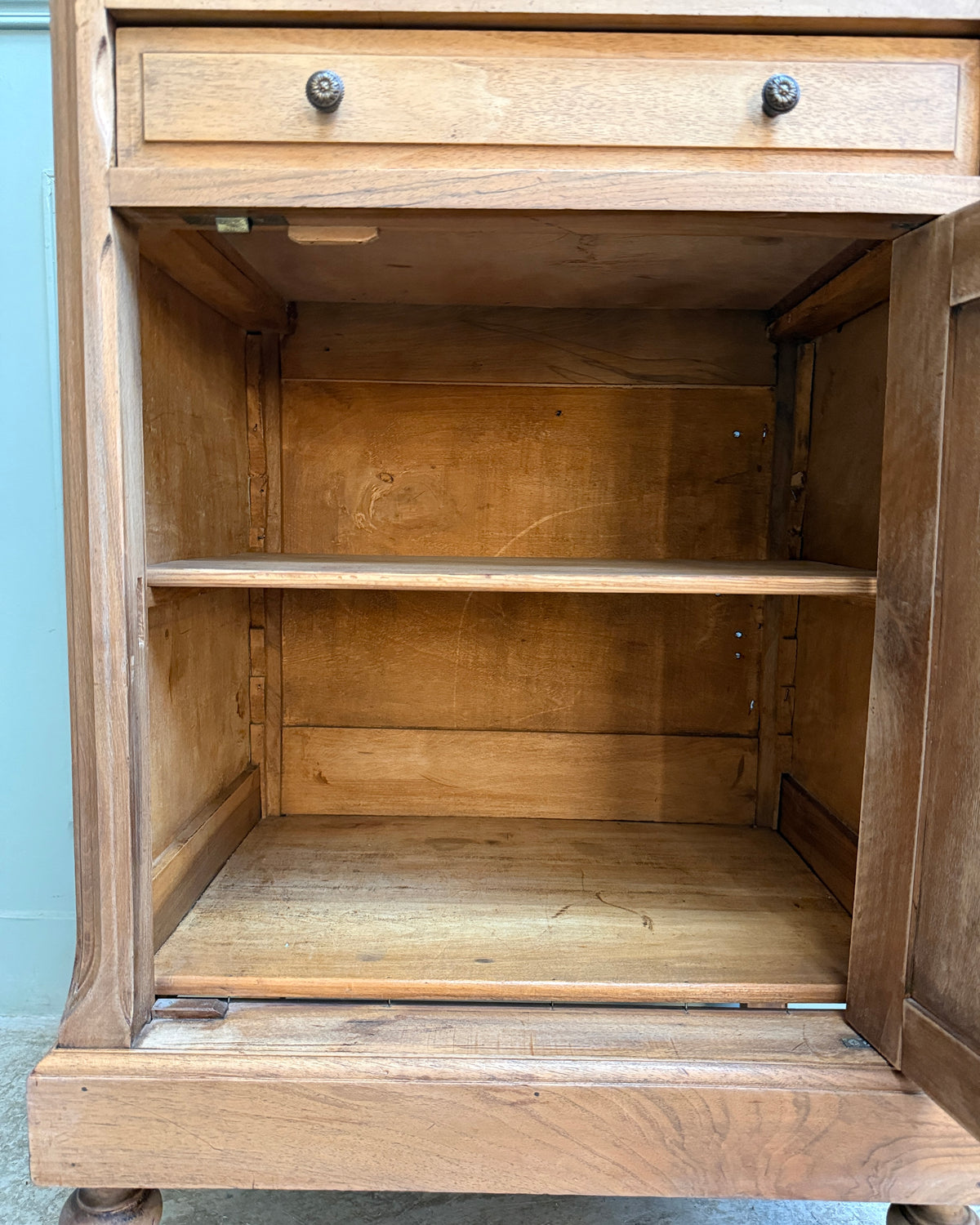 Petit buffet haut ancien en noyer