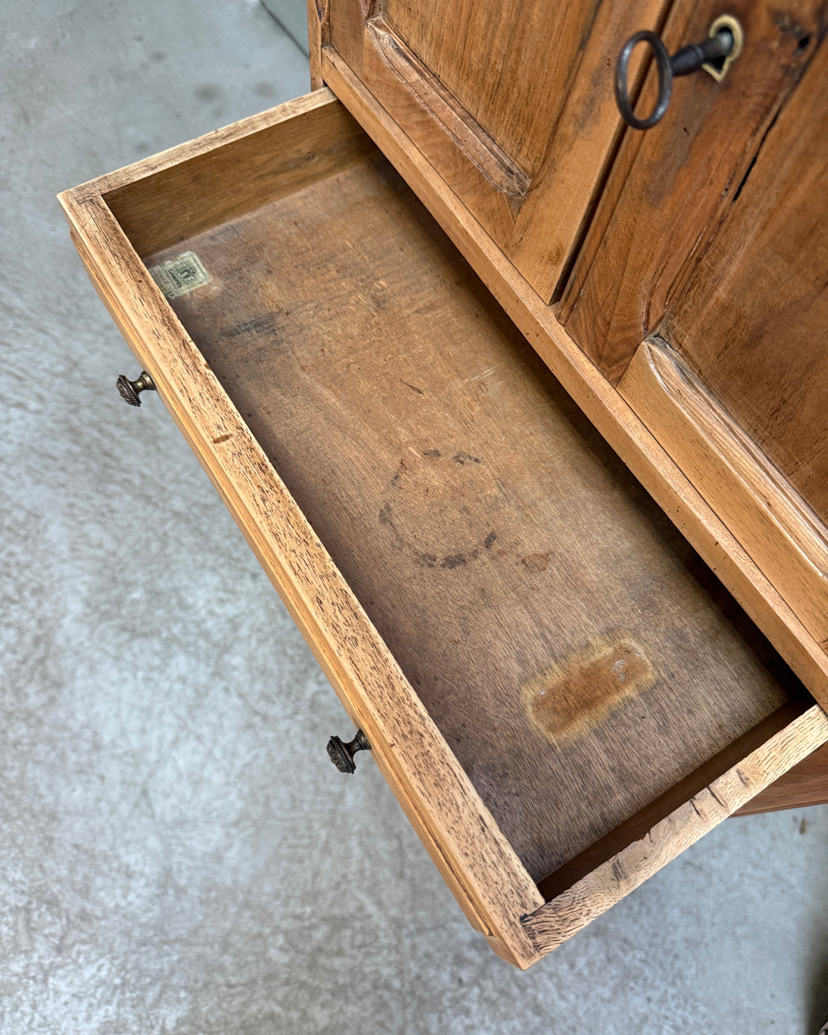 Petit buffet haut ancien en noyer