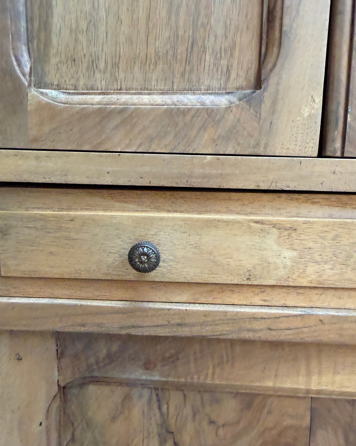 Petit buffet haut ancien en noyer
