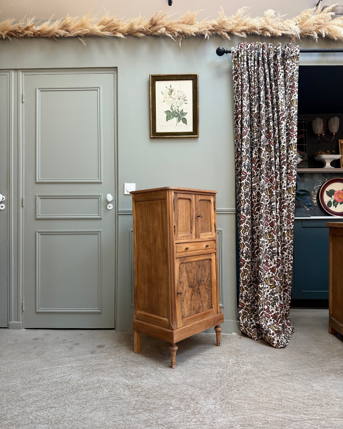 Petit buffet haut ancien en noyer