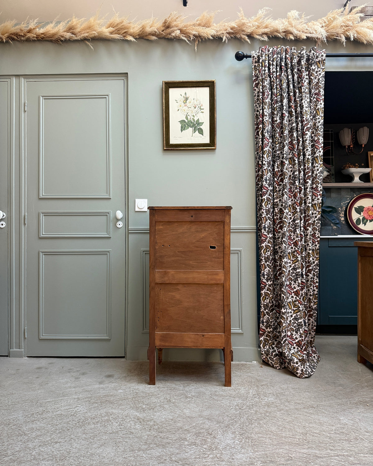 Petit buffet haut ancien en noyer