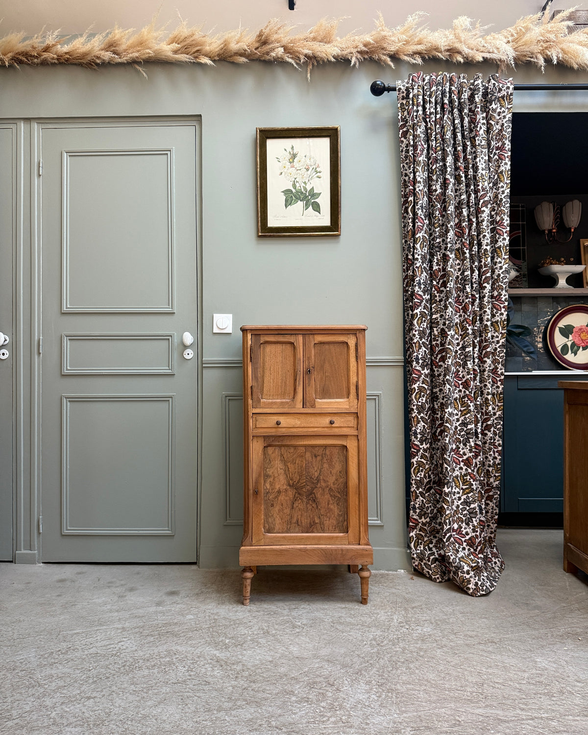 Petit buffet haut ancien en noyer