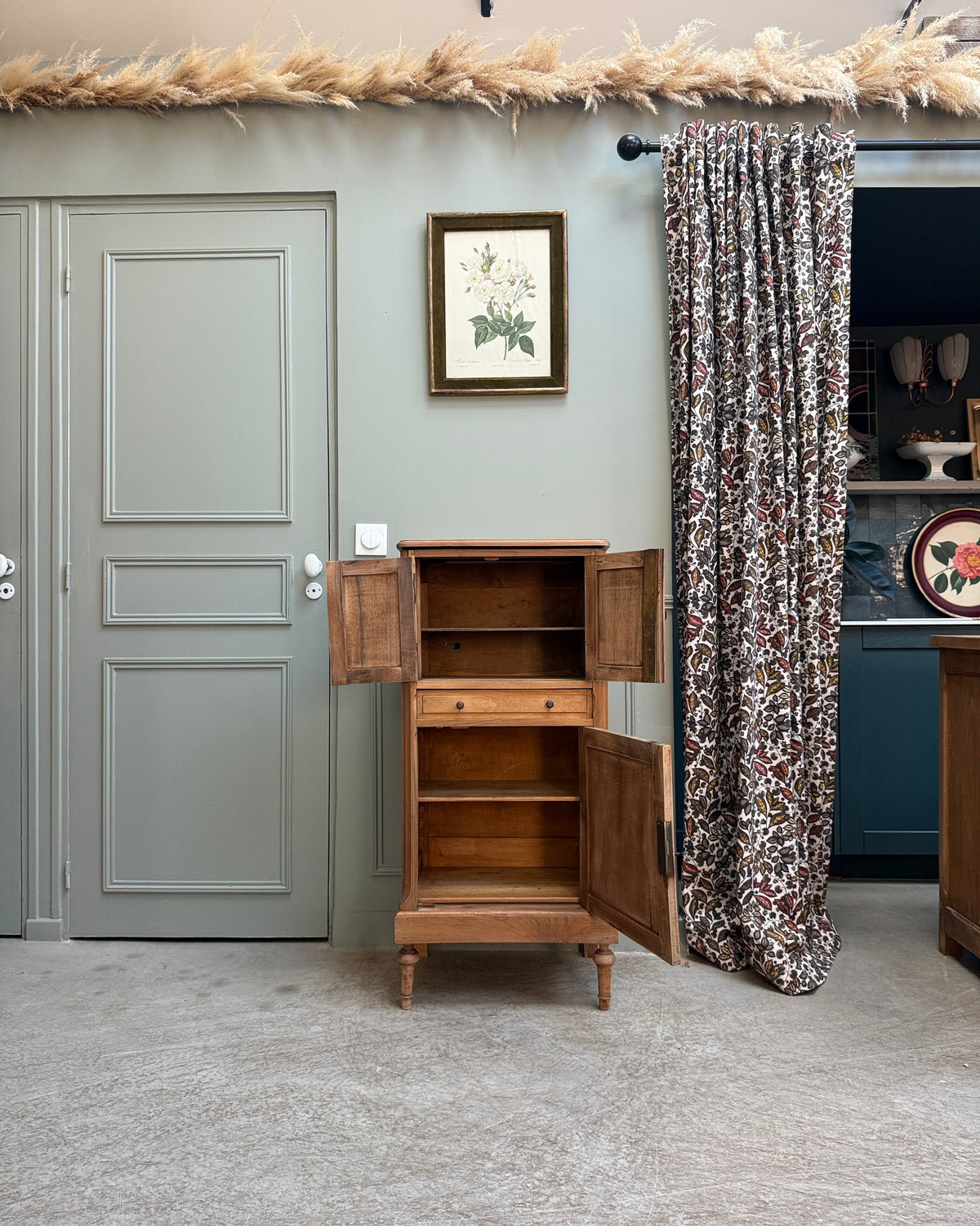 Petit buffet haut ancien en noyer