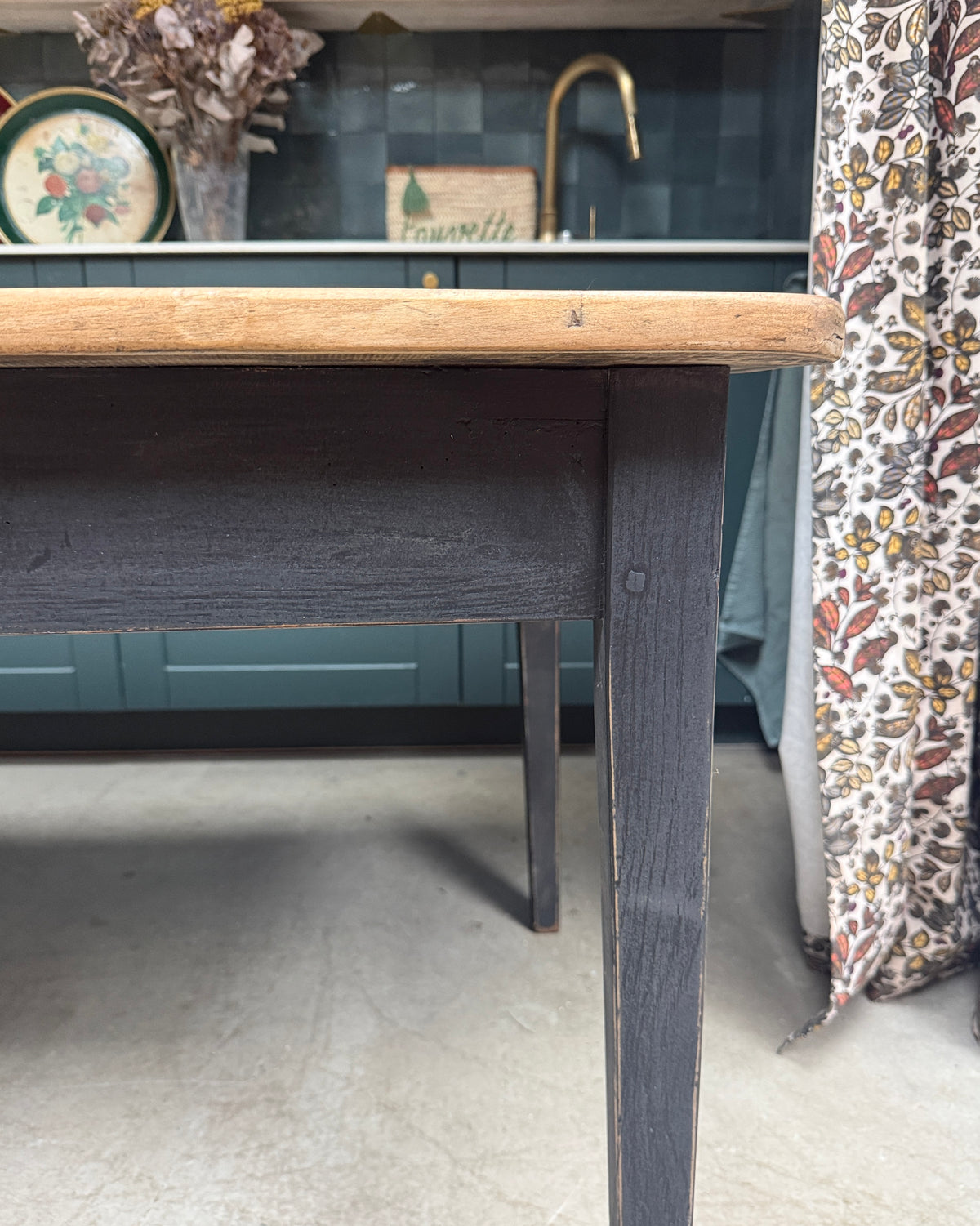 Table de ferme avec piètement patiné noir