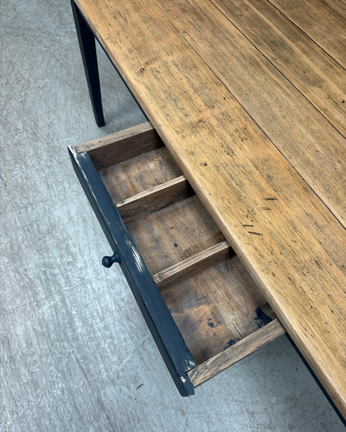 Table de ferme avec piètement patiné noir