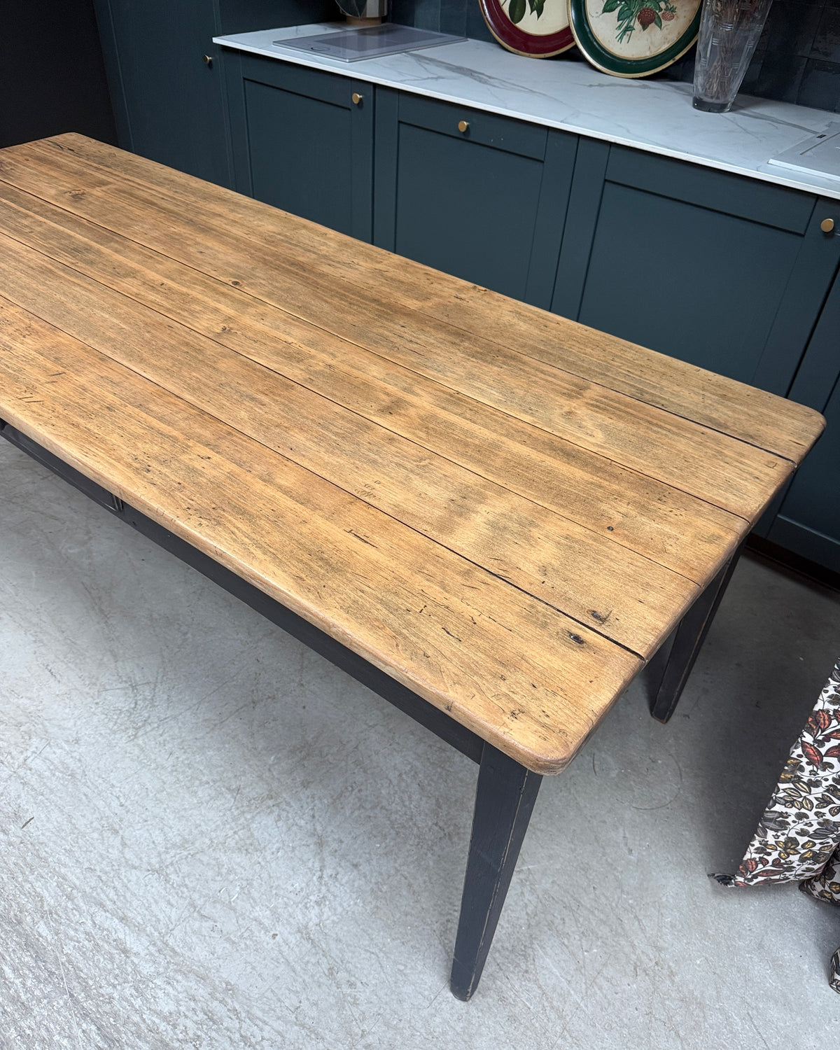 Table de ferme avec piètement patiné noir