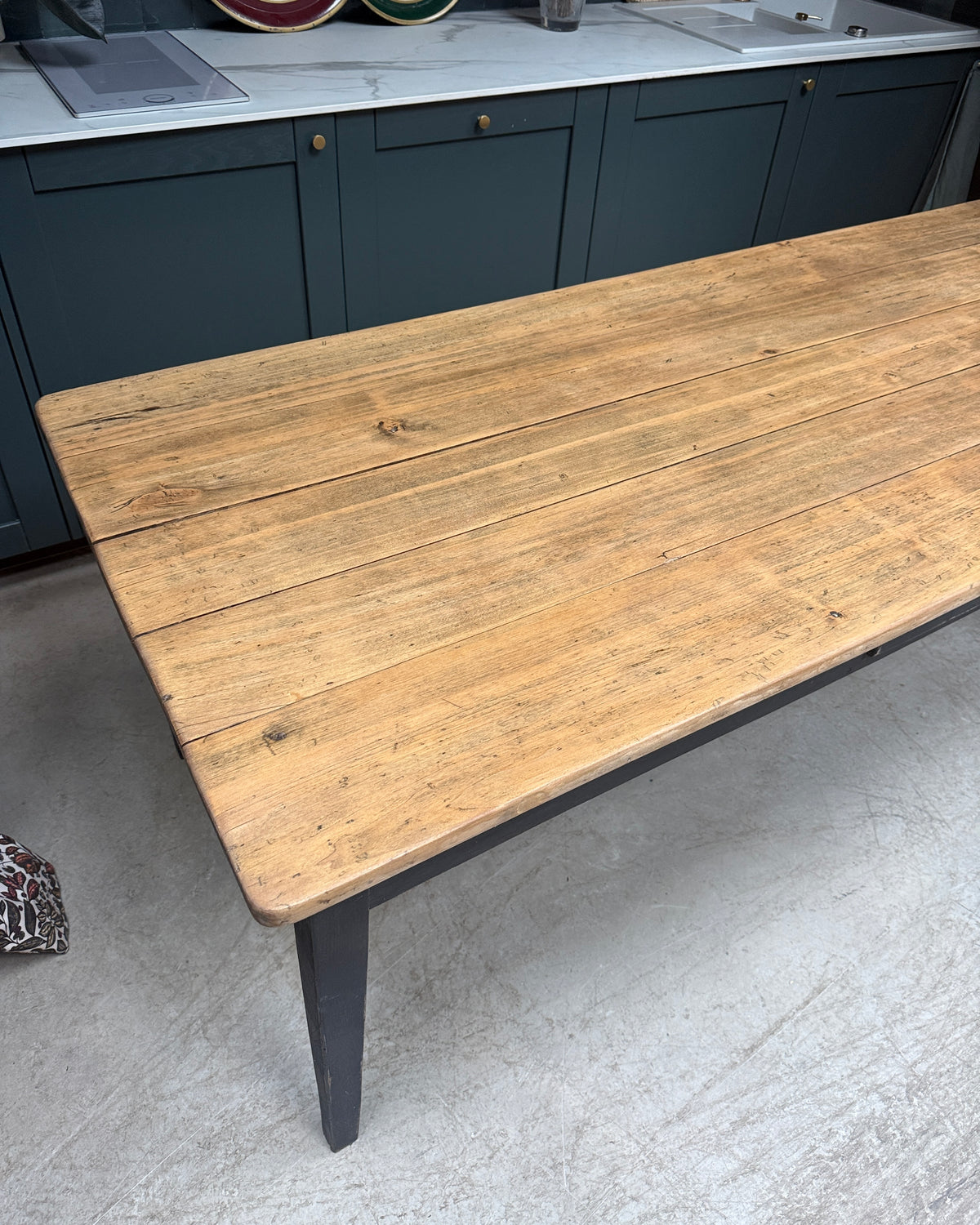 Table de ferme avec piètement patiné noir