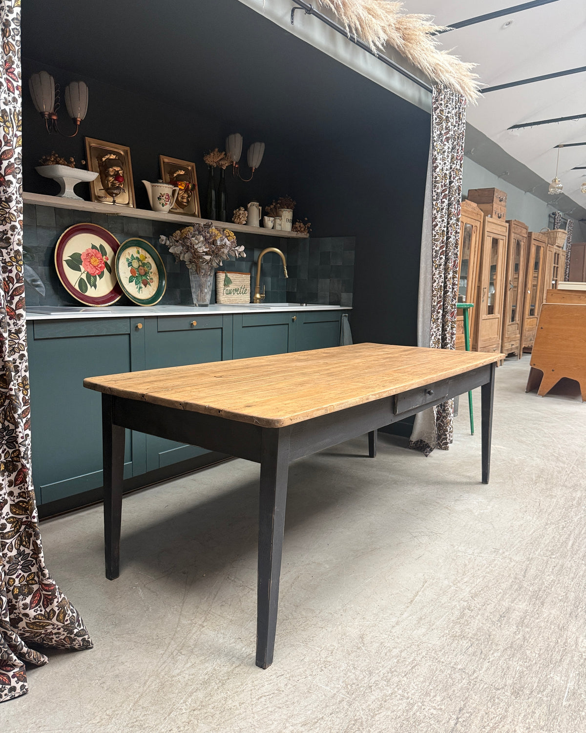 Table de ferme avec piètement patiné noir
