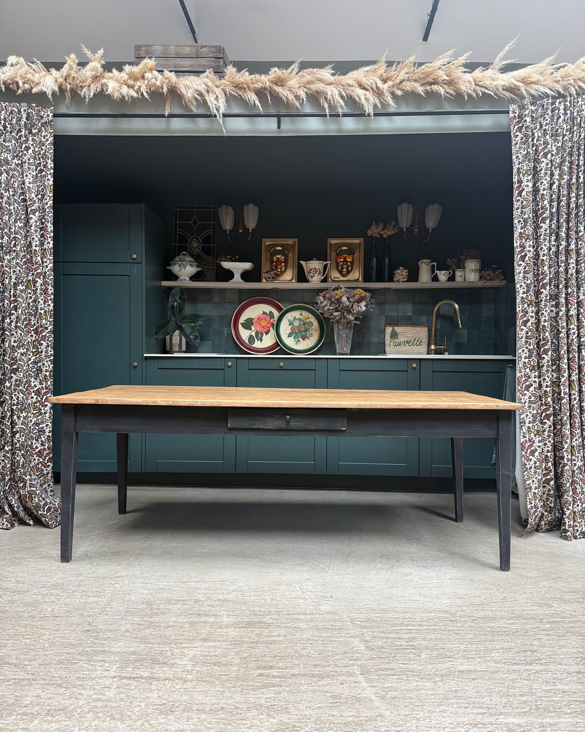 Table de ferme avec piètement patiné noir